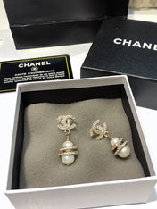 CHANEL 26S DOUBLE C LOGO PAVE CRYSTAL DROP EARRINGS WITH PEARL CHARM IN GOLD METAL 633339