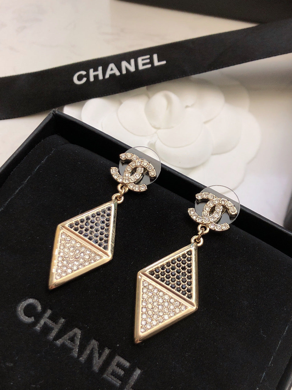 CHANEL 26S DOUBLE C LOGO TWO TONE PAVE CRYSTAL DIAMOND SHAPE DROP EARRINGS IN GOLD METAL 631833