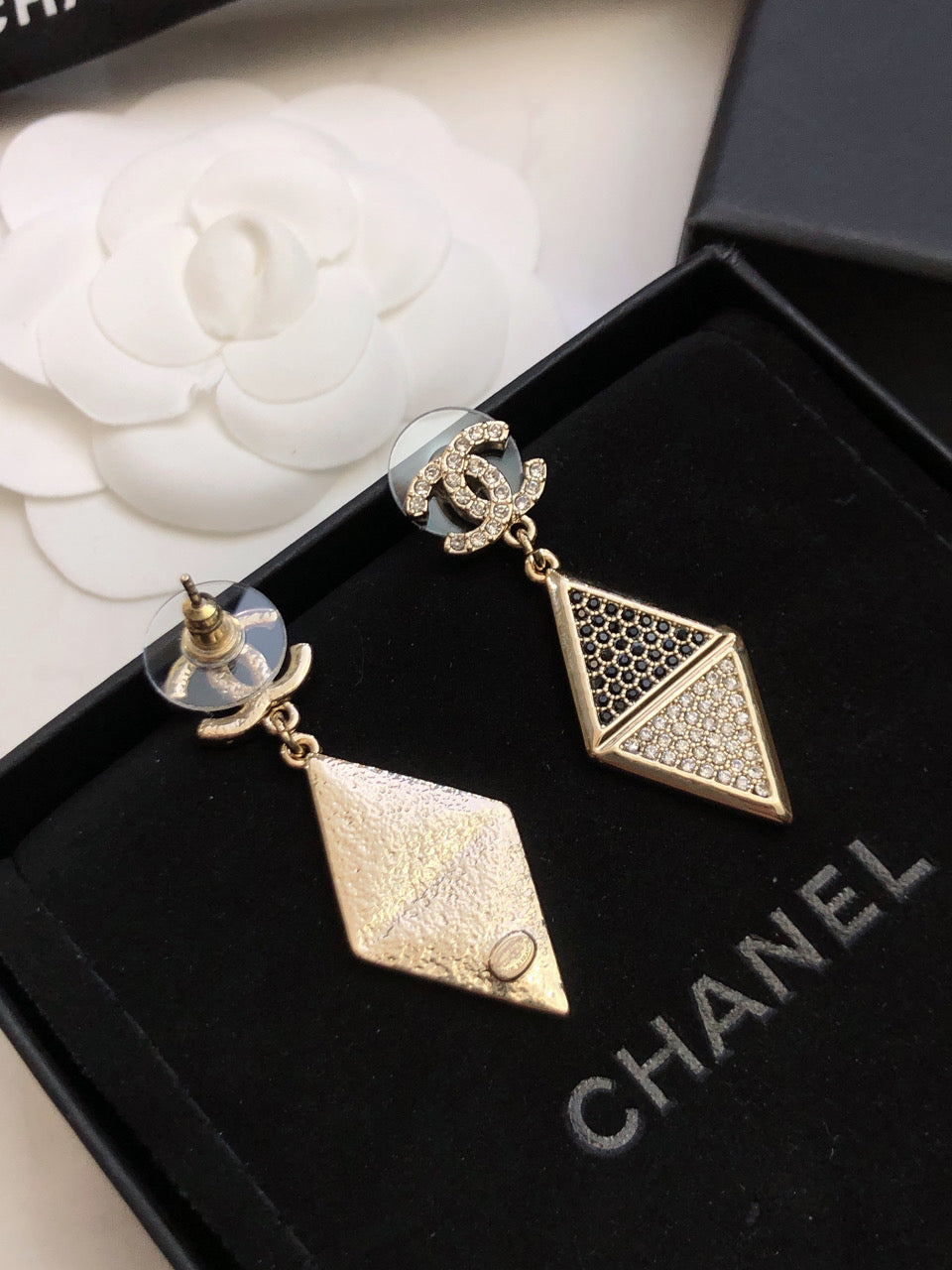 CHANEL 26S DOUBLE C LOGO TWO TONE PAVE CRYSTAL DIAMOND SHAPE DROP EARRINGS IN GOLD METAL 631833